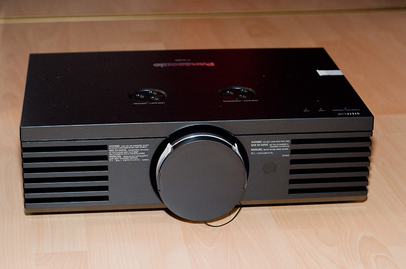 Pansu1.jpg - Kuvaa tuottaa screenille Panasonicin uusin tulokas pt-ae4000. Olin toinen siviilihenkilö Suomessa jolla ko. laite kotona. Laitteessa mm. 3 hdmi tuloa, monipuoliset linssisiirto-ominaisuudet, todella hiljainen jne jne
