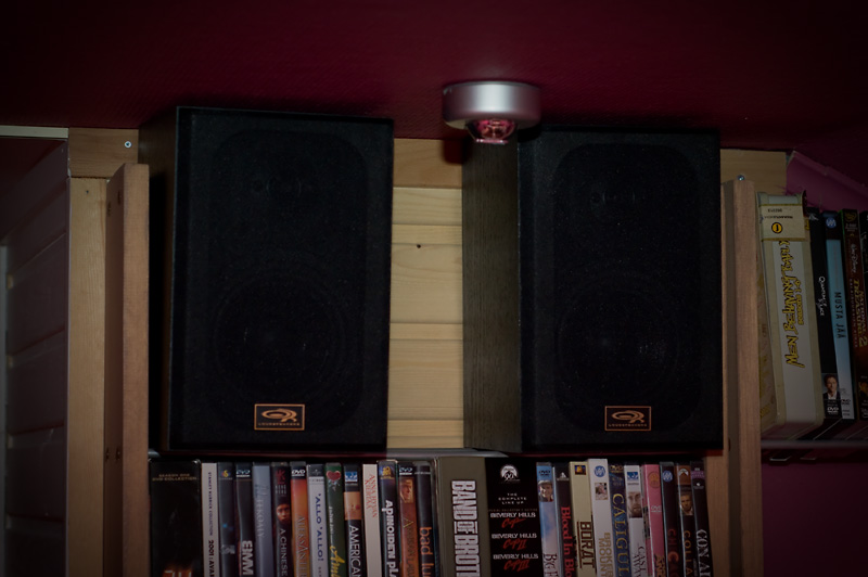 Tehostesurrit.jpg - Uudet tulokkaat kotiin ovat myös 5.1 äänimaailman 7.1 äänimaailmaksi täydentävät tehostesurroundit.