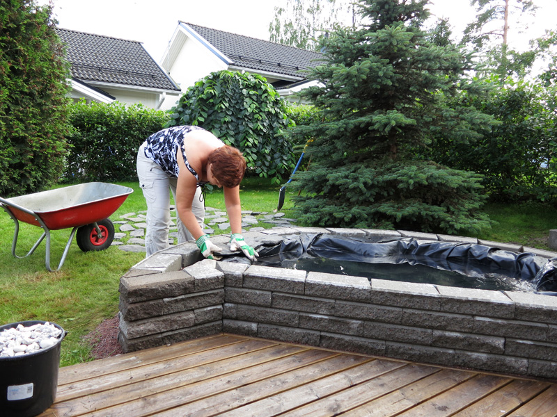 15.jpg - Allasmuovi paikallaan, viimeistelyty�t k�ynniss�