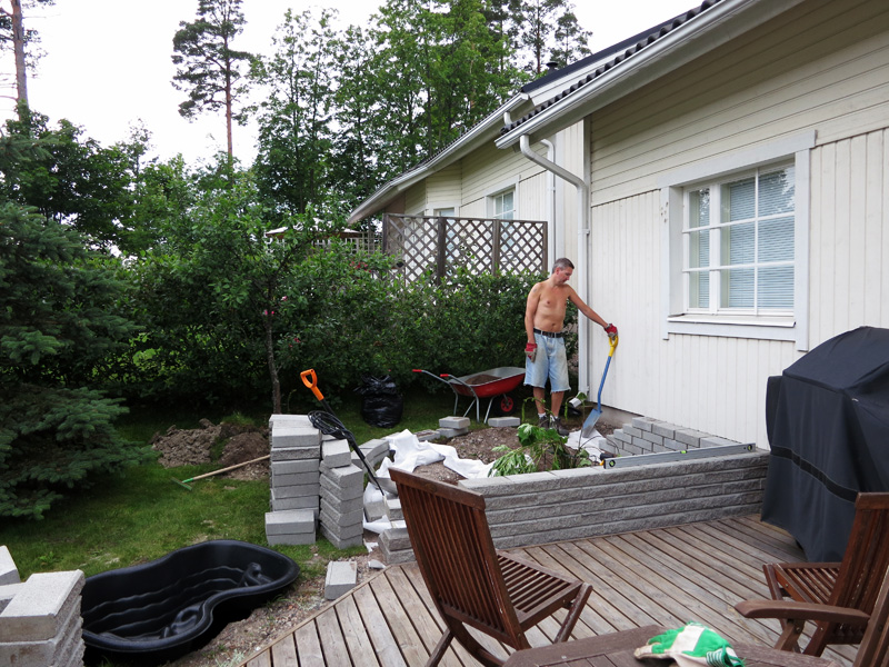 6.jpg - Kukka-altaan muurity� eteni rivakasti vaikka v�lill� lapioon nojailtiinkin.