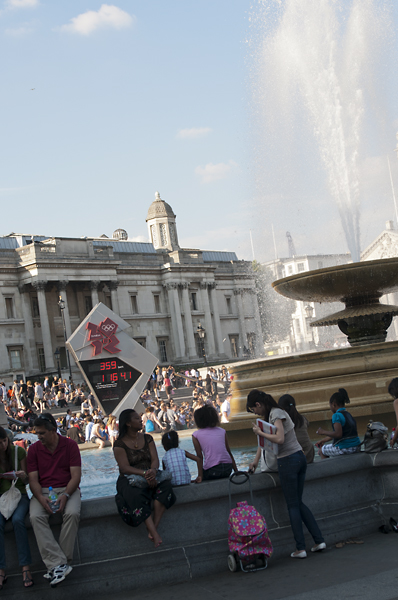 40.jpg - Trafalgar Squarella kello k�y kohti olympialaisia