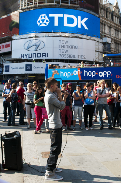 51.jpg - Piccadilly Circuksella beatboxausta. Poika veti hyvin!