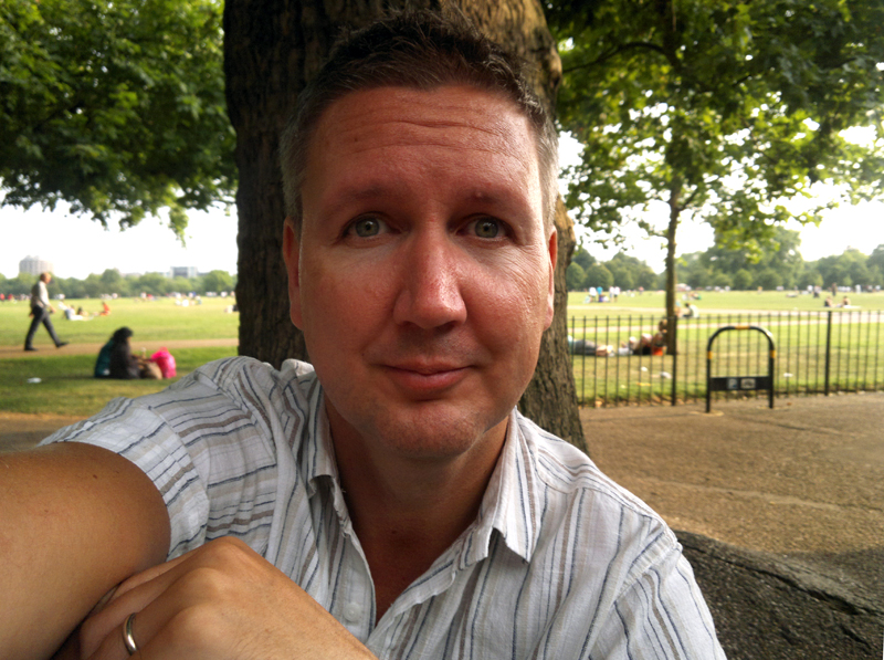 8.jpg - @ Hyde Park. Puhe tuli valmisteltua turhaan koska Speakers Cornerin puhujakorokkeen tilalla oli iso, t�ynn� oleva roskalava... olikohan se jokin vihjaus?? :-D