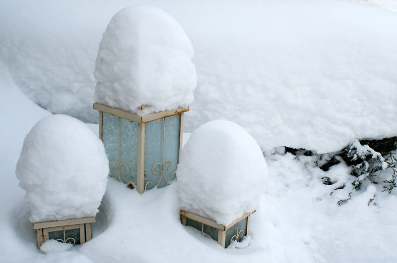 Lyhdyt2.jpg - Lyhdyt lumessa. Nikkor 24mm f8. Taydella aukolla lahes yhta skarppi. Pitaa ottaa jossain valissa "tiiliseina"kuvia talla linssilla.