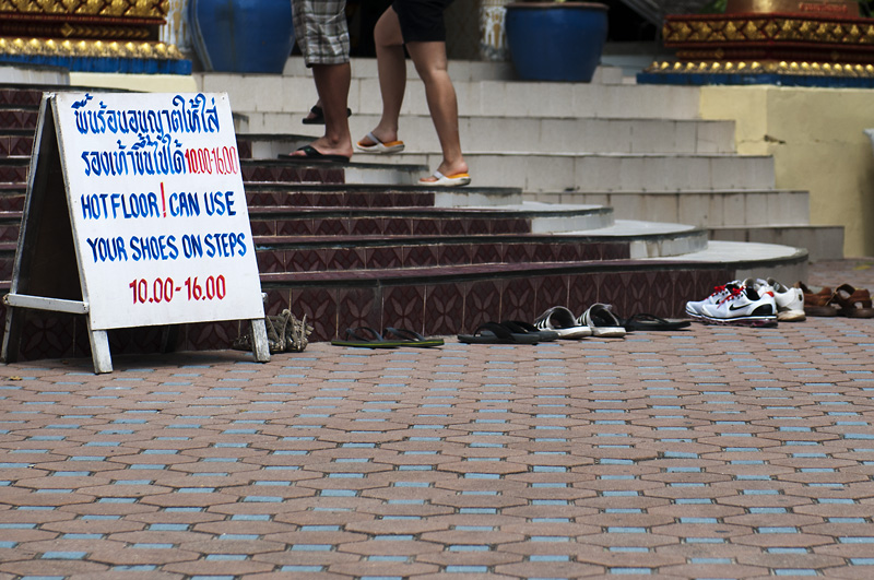 LeaveShoes_800px.jpg - J�t� keng�t tai et. Leave your shoes or not.