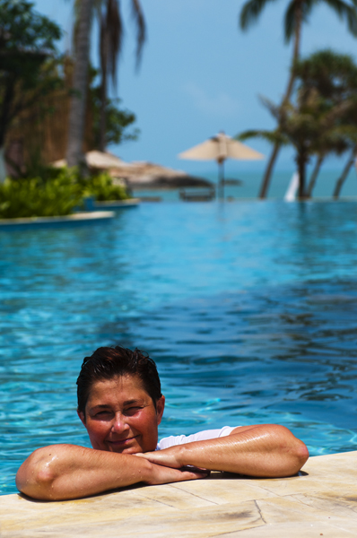 Satu4_600px.jpg - Satu altaassa. Satu in the pool.