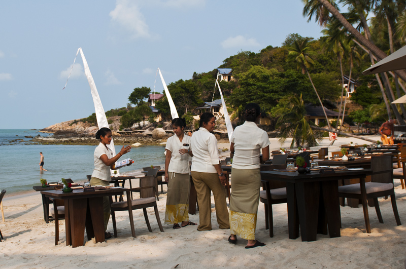 SettingUpTables_800px.jpg - P�yd�nkattausta. Setting up the tables.